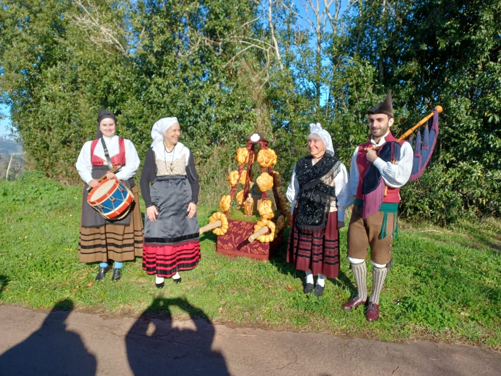 En imágenes: así fue la fiesta de Reyes y la ofrenda del ramu de Priesca (Villaviciosa)