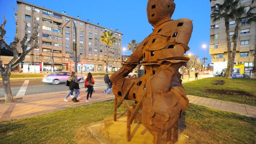 Una de las esculturas de la serie &#039;Guardianes&#039; custodia la avenida Juan Carlos I.