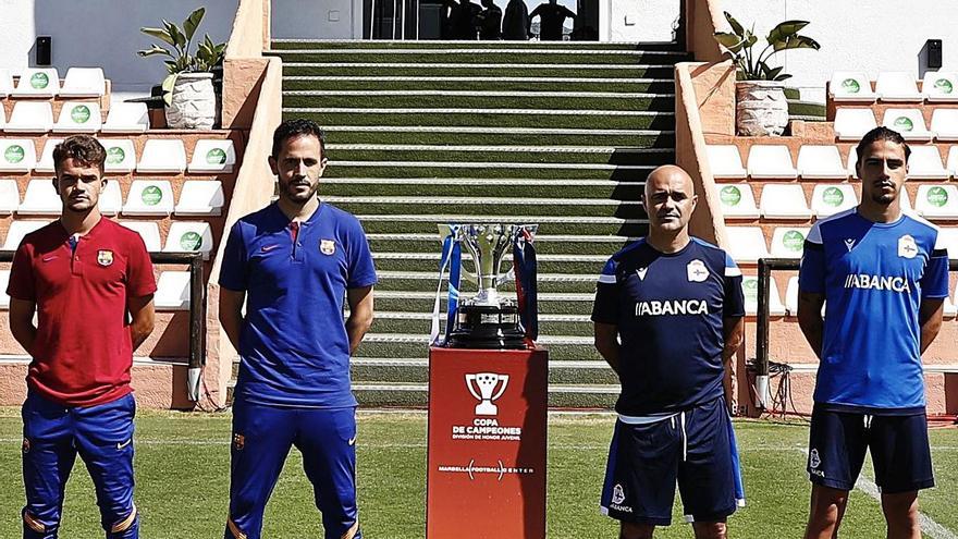 Óscar Gilsanz y Mario, ayer en Marbella con el entrenador y el capitán del Barcelona. |  // RFEF