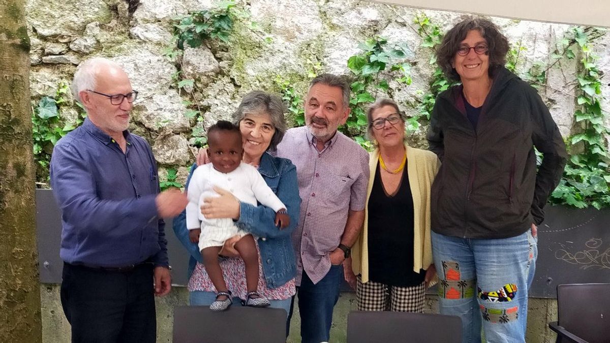 La pequeña Inaya, celebrando el alta de su cardiopatía, con su familia de acogida de Vigo, Jose Quinteiro y Susana Barreras.