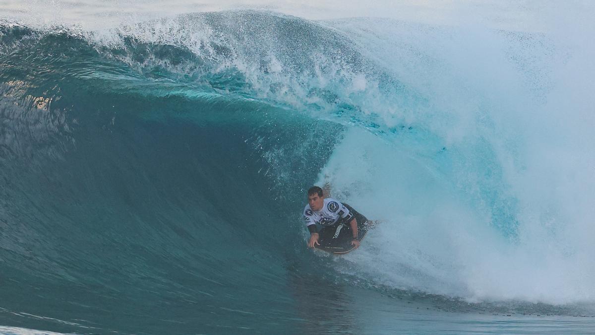Daniel Quintana surca una ola durante la segunda jornada del Frontón King 2025.