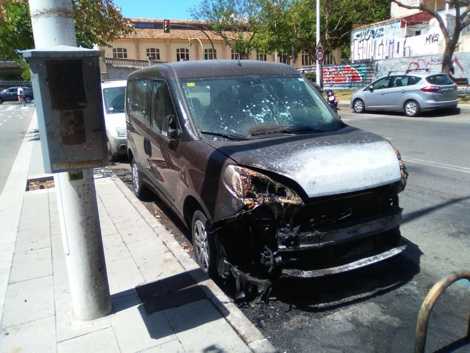 Queman seis contenedores de basura y un coche en la calle Jacint Verdaguer