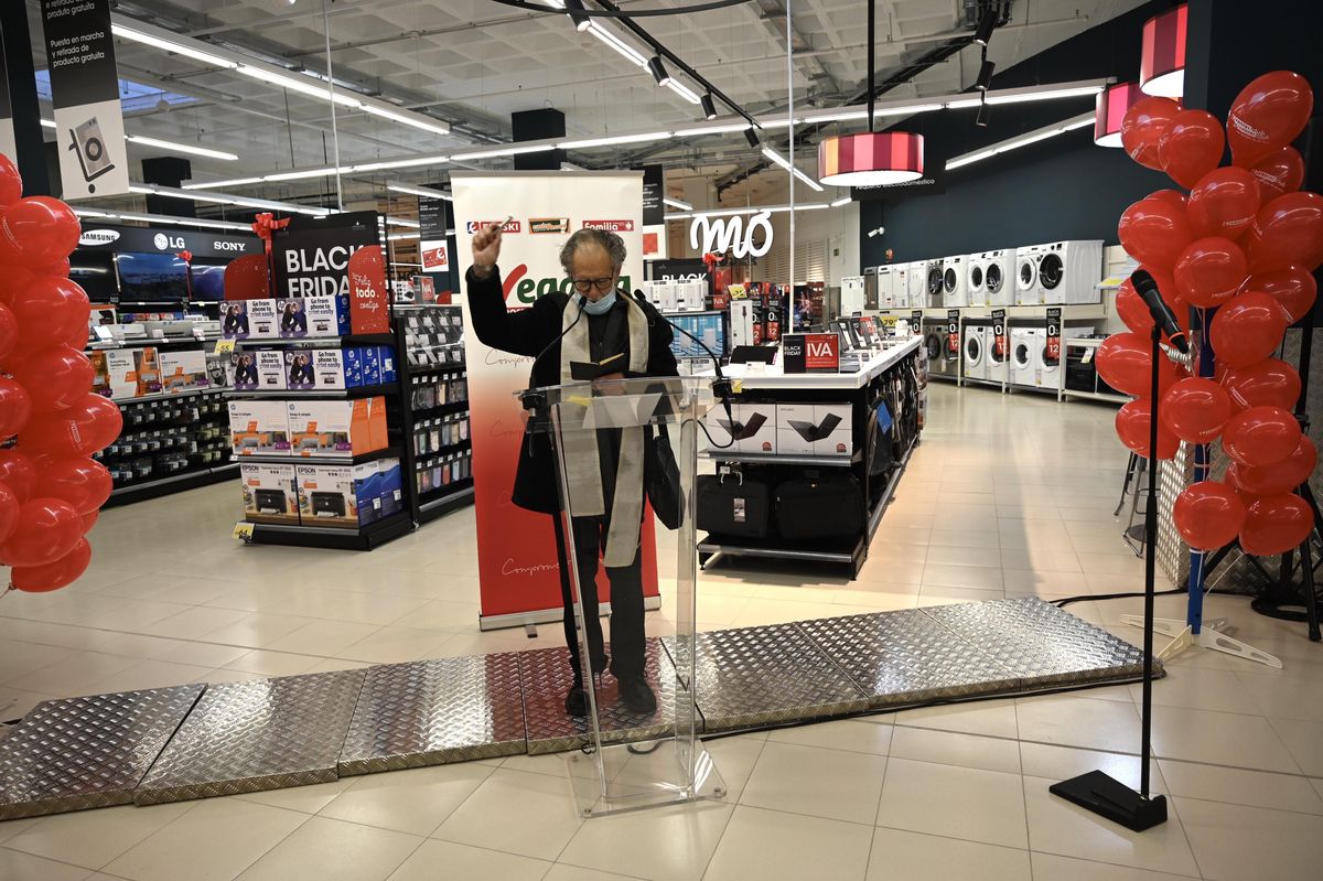 El párroco de San Salvador, Vicente Cerdeiriña, bendice el nuevo hipermercado.