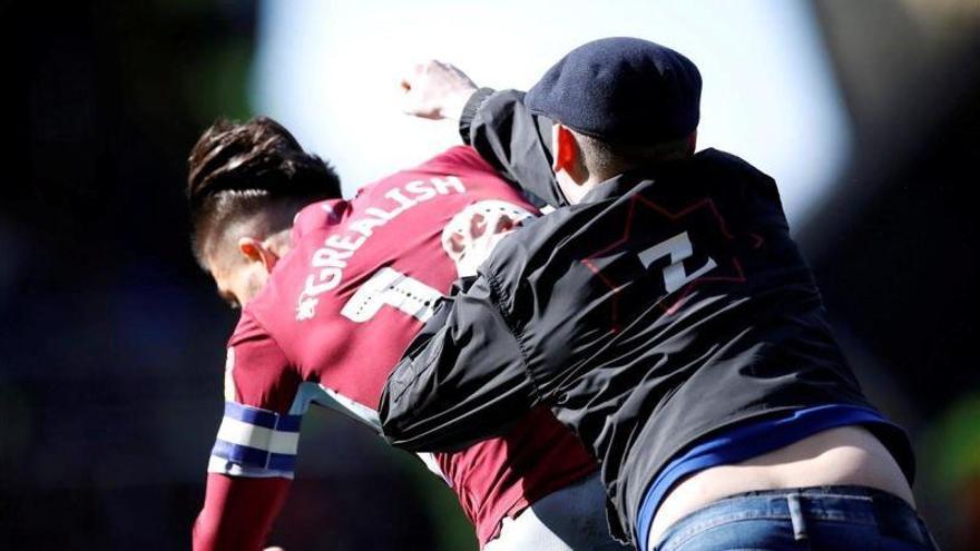 Un hincha del Birmingham salta al campo y golpea al capitán del Aston Villa