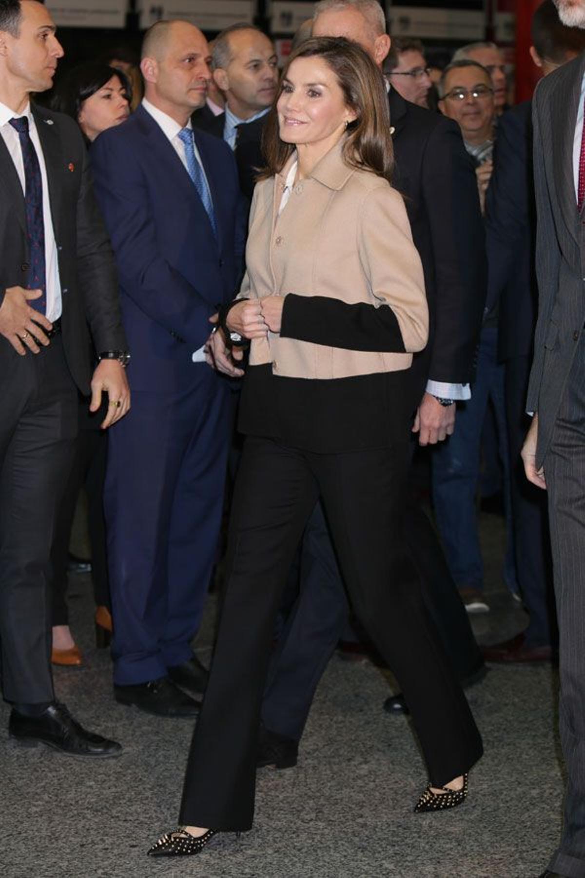 Letizia Ortiz en FITUR con abrigo beige y negro