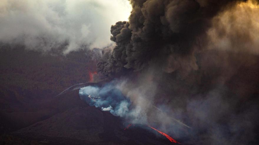 Una de las bocas eruptivas del volcán de Cumbre Vieja