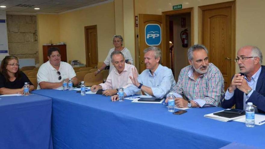 Alfonso Rueda preside en Pontevedra el comité de campaña de la provincia. // Gustavo Santos