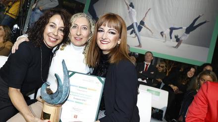 En la izquierda, María José Maza, gerente de Fundación EMET recogiendo el premio Iberdrola Supera con otras representantes.