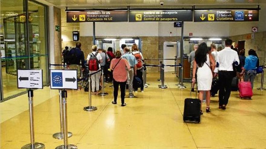 El punt de control de passaports de l&#039;aeroport de Girona-Costa Brava, on els usuaris han de mostrar presencialment la seva documentació.