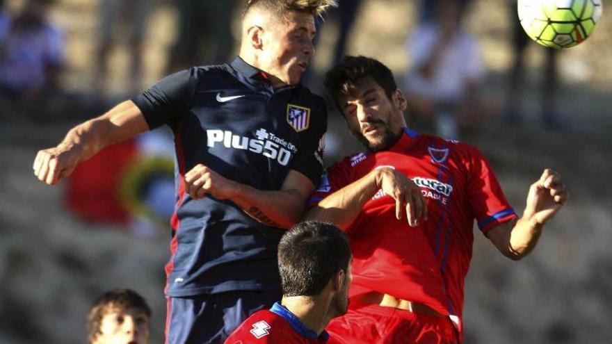 Fernando Torres, a la izquierda, remata de cabeza durante el amistoso frente al Numancia.
