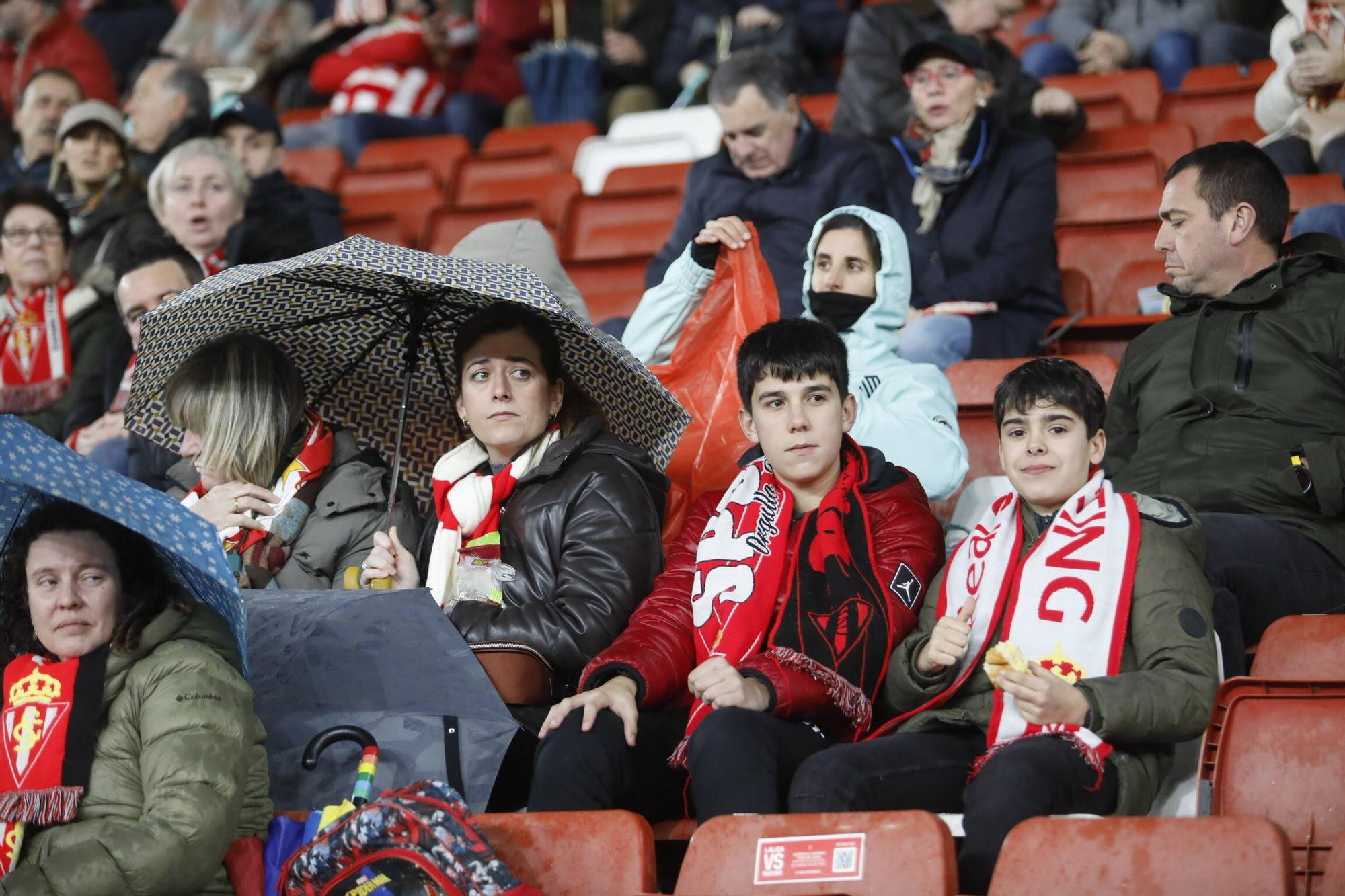 EN IMÁGENES: Partido y ambiente del Sporting-Albacete en El Molinón