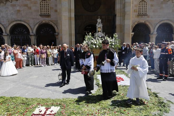En imágenes: Gijón se anima con el Corpus Christi de San Pedro en plena fiebre por León XIV