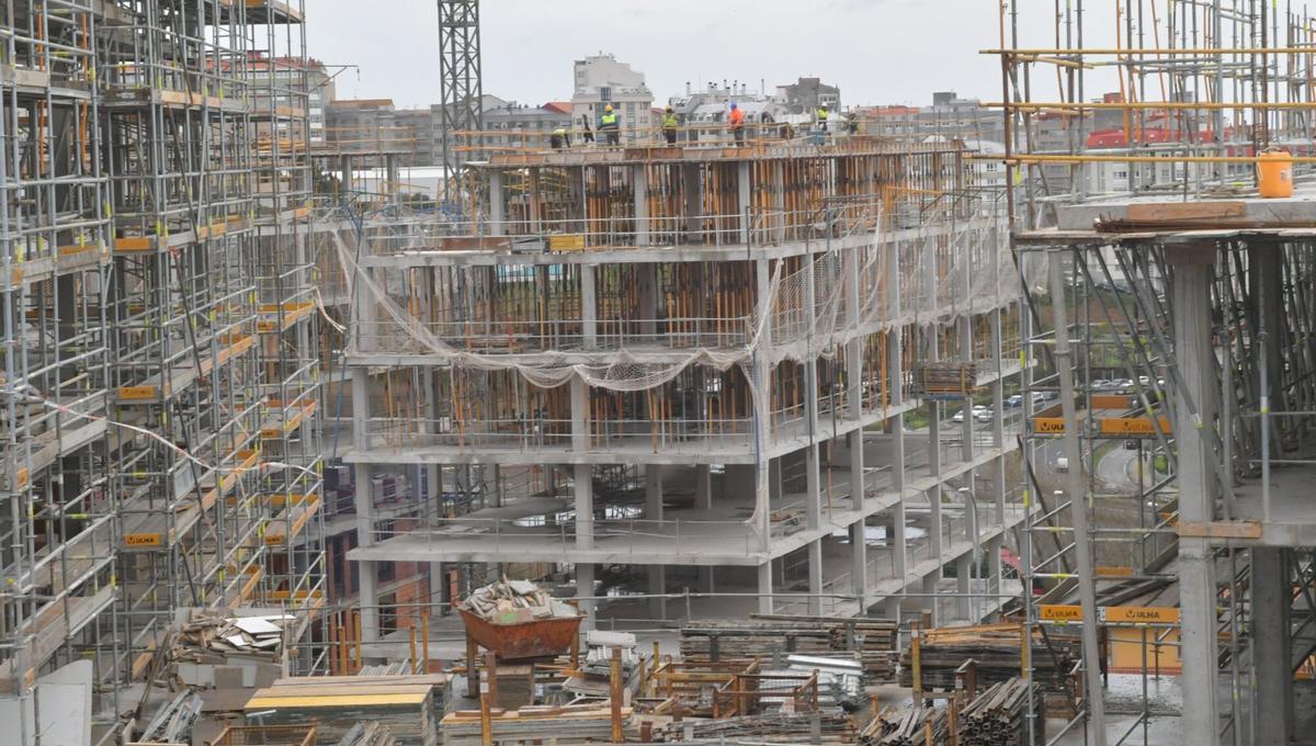 Construcción de una promoción de inmuebles en el barrio de Eirís.