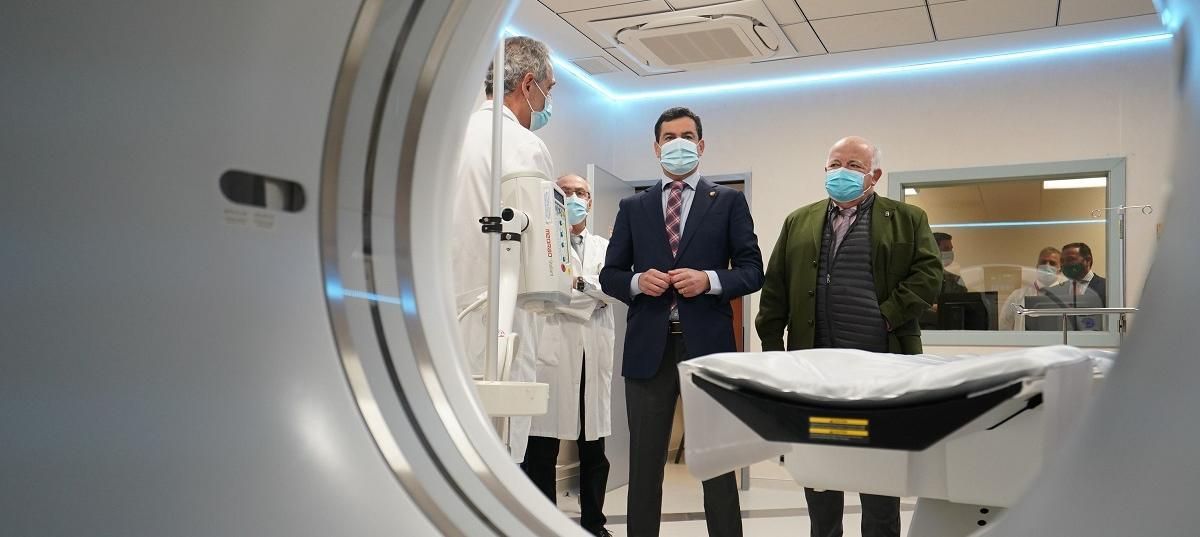 El presidente de la Junta, Juanma Moreno, con Jesús Aguirre detrás, en la  inauguración del Centro de Alta Resolución de Especialidades (CARE) Los Alcores. En Mairena del Alcor