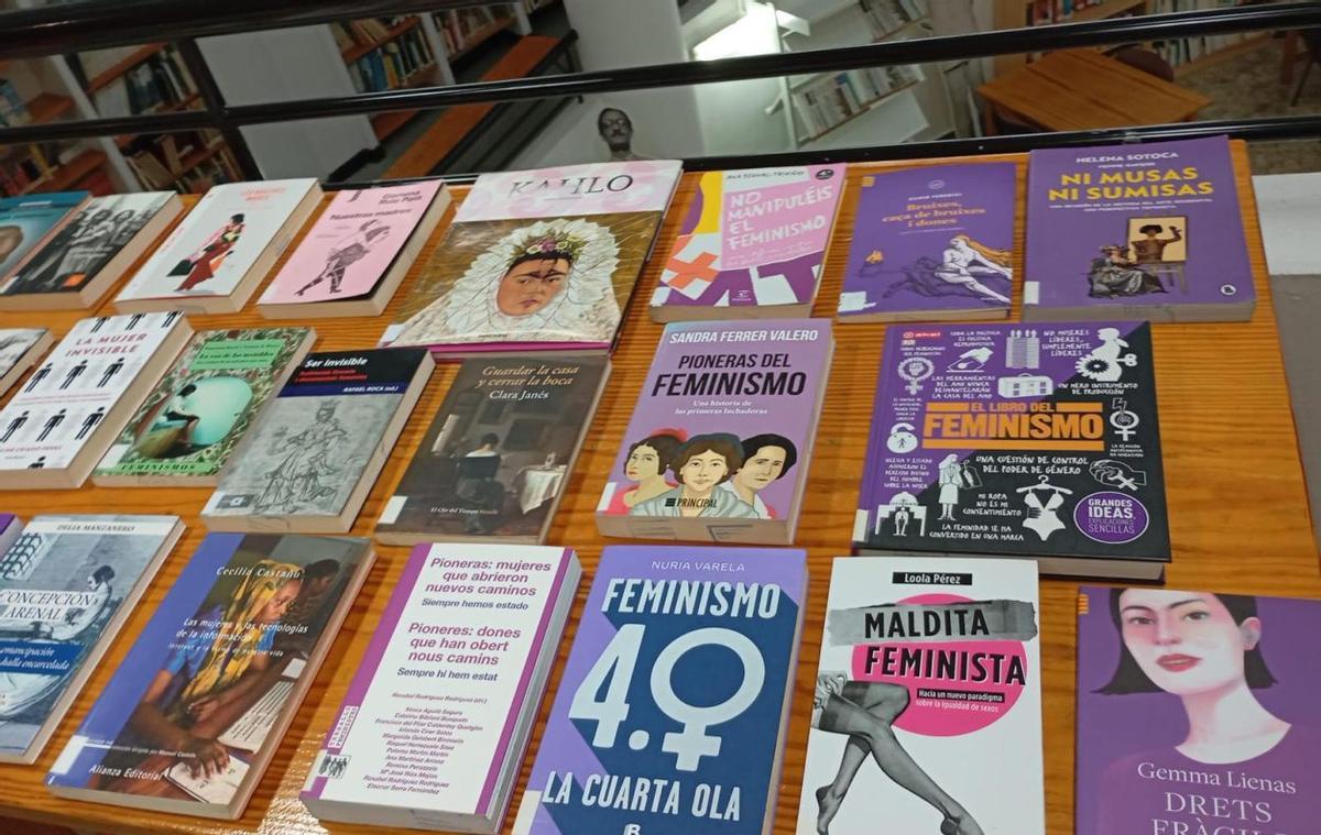 Alguns dels llibres a les taules. | Juan A. Riera