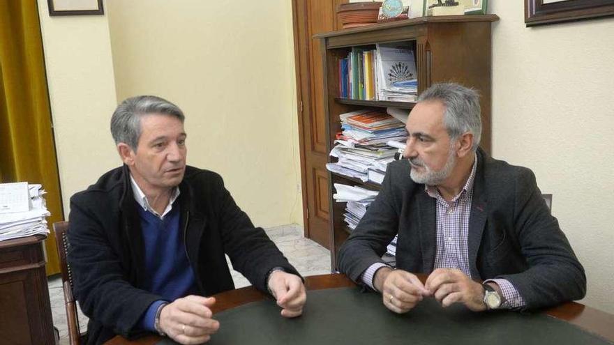 Pérez (izquierda) se reunió esta semana con el delegado de la Xunta, José Manuel Cores Tourís. // N.Parga