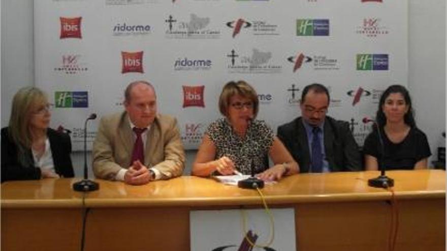 Pilar Cort (al centre), amb els responsables dels hotels al Col·legi de Periodistes.