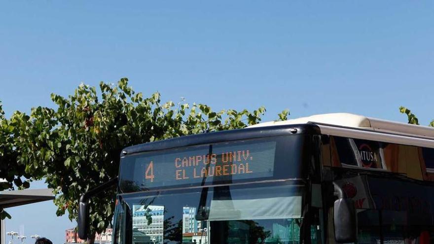 Un autobús urbano de Gijón, en la parada de Pedro Duro.