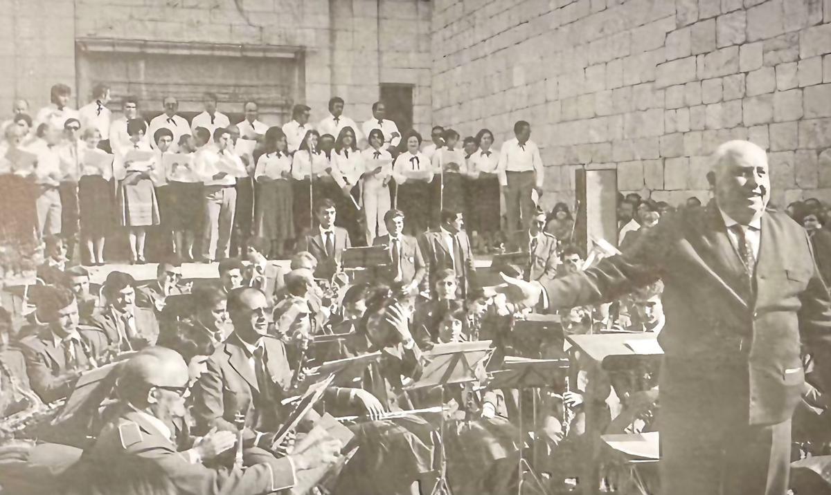 José ALbert Hurtado tras la interpretación del Himno a Callosa de Segura el 4 de noviembre de 1979.