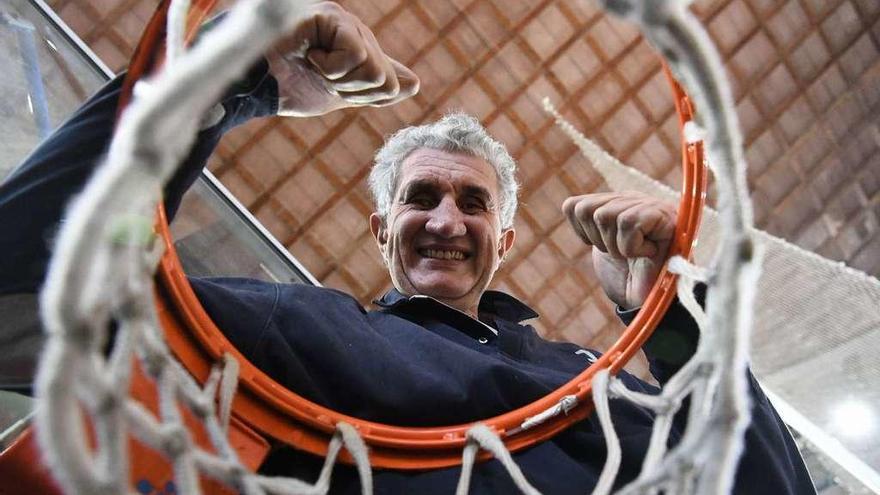 Fernando Romay posa en una de las canastas del Palacio de los Deportes de Riazor.