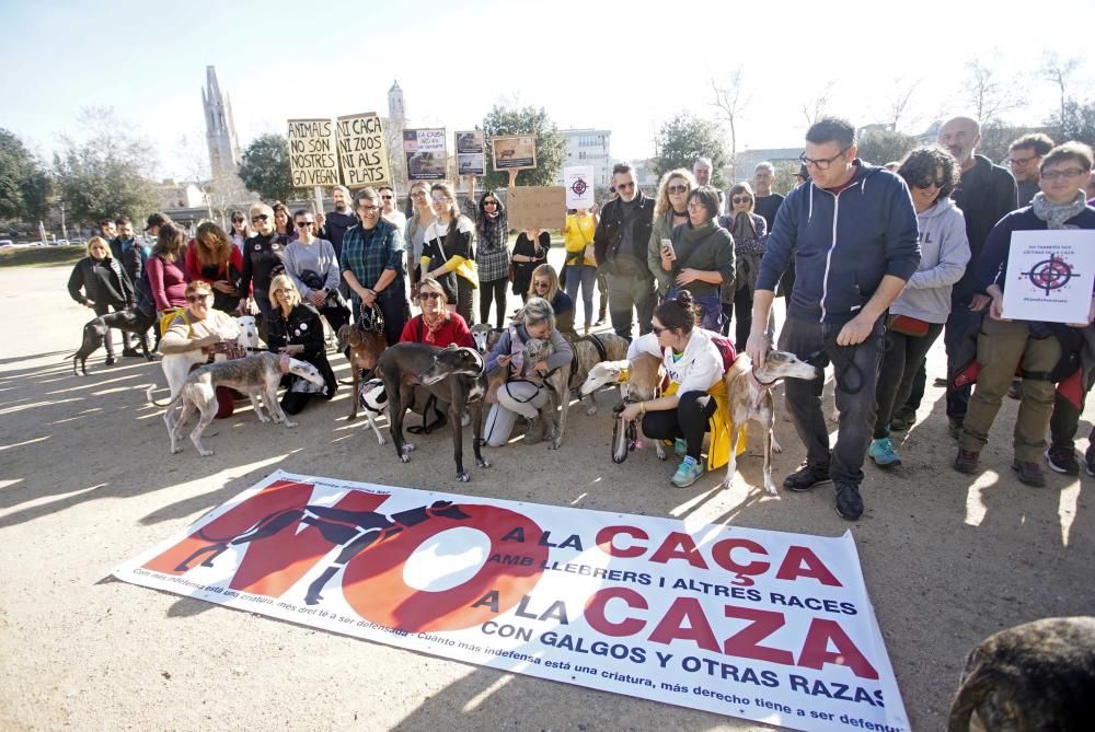 Concentració contra la caça a Girona