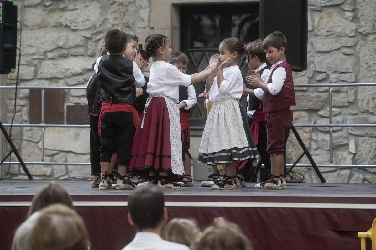 SANT VICENÇ DE CASTELLET . FESTA MAJOR XXXII TROBADA GEGANTS . ESBART ESCOLA DE DANSA . PIKBE PELS CARERS . CERCAVILA