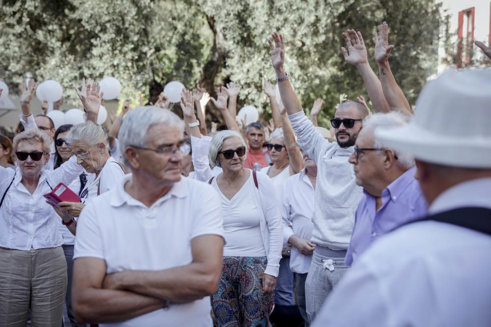 Concentración de blanco frente a Cort por el diálogo