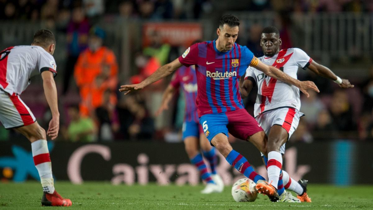 Busquets pelea con Nteka en el Barça-Rayo del Camp Nou.