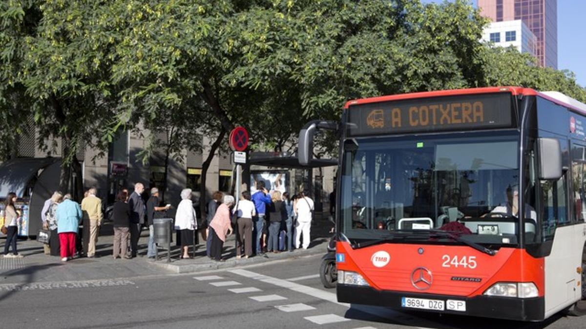 Un autobús se dirige a cocheras, durante la jornada de paro parcial del pasado 1 de octubre, en Barcelona.