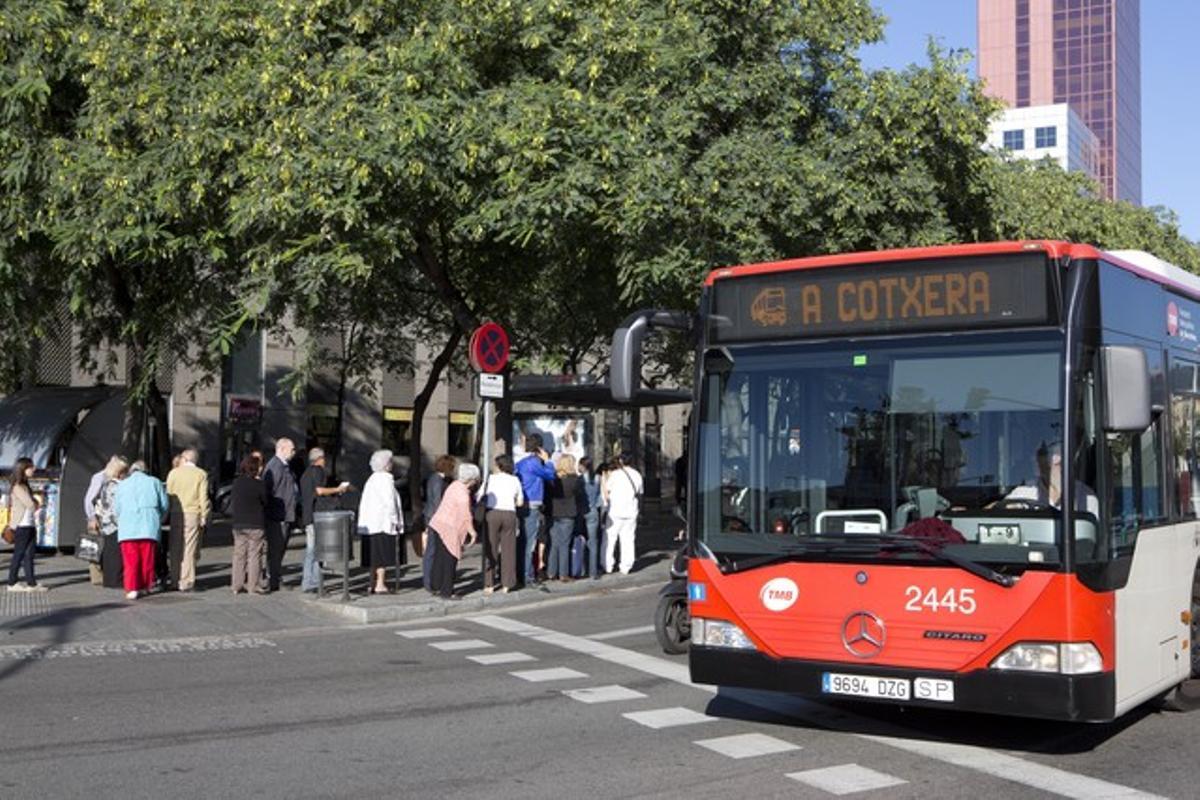 Un autobús es dirigeix a cotxeres, durant la jornada d’aturada parcial de l’1 d’octubre, a Barcelona.