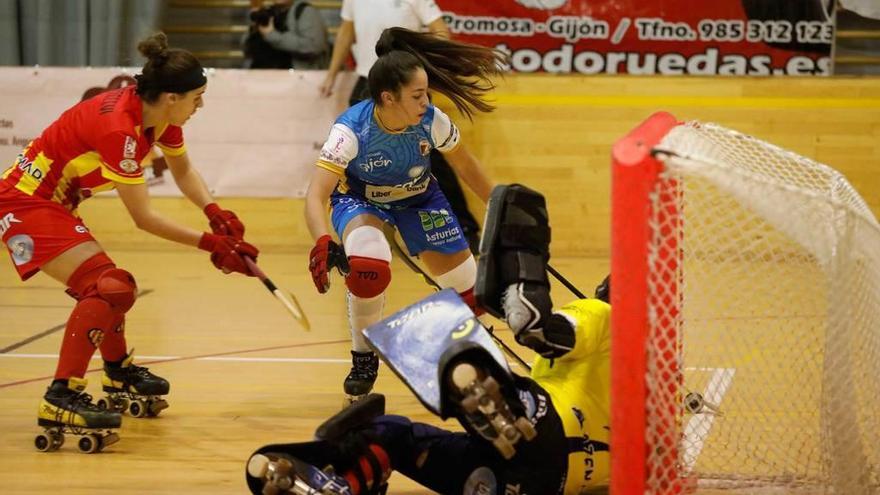 Julieta Fernández trata de controlar la bola ante Castellví y la portera Ballesta.