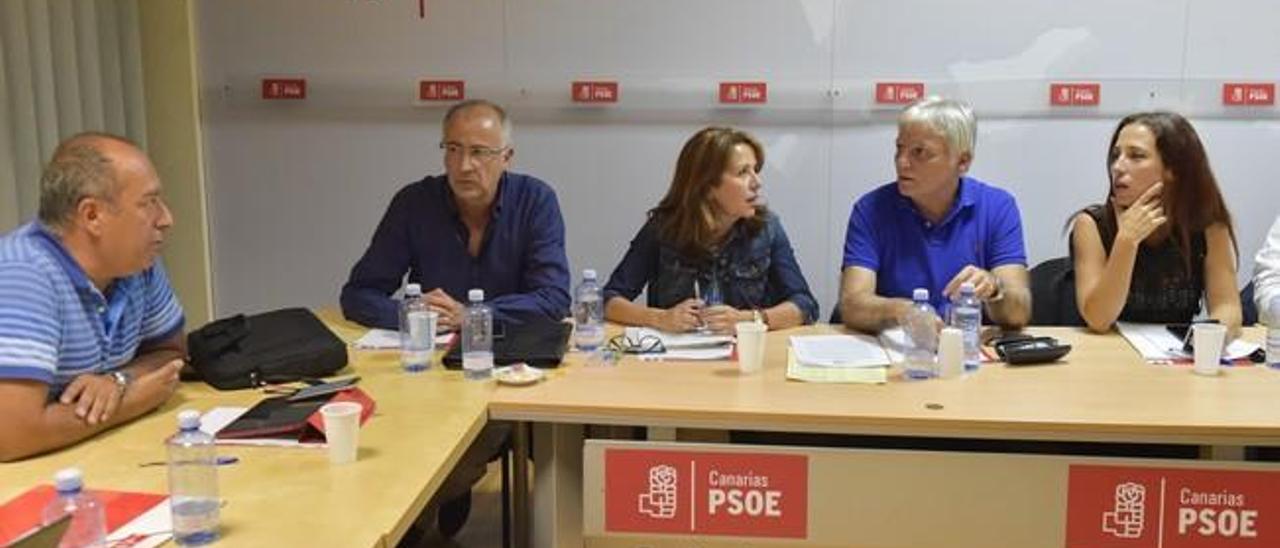 Los críticos del PSOE exigen la reunión del Comité regional para evaluar a Pérez