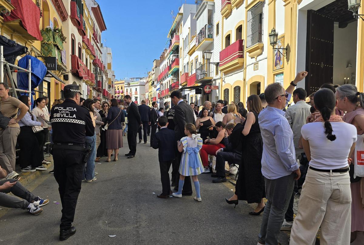 Agentes de la Policía Local vigilando en la tarde de Jueves Santo el entorno de la Capilla de los Marineros.