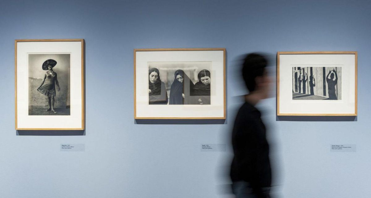 Una obra mágica. Sobre estas líneas, una de las salas de la exposición «Cuando habla la luz», en la Casa de México de Madrid, y varias de las obras expuestas. A la derecha, Graciela Iturbide, durante la inauguración.  |