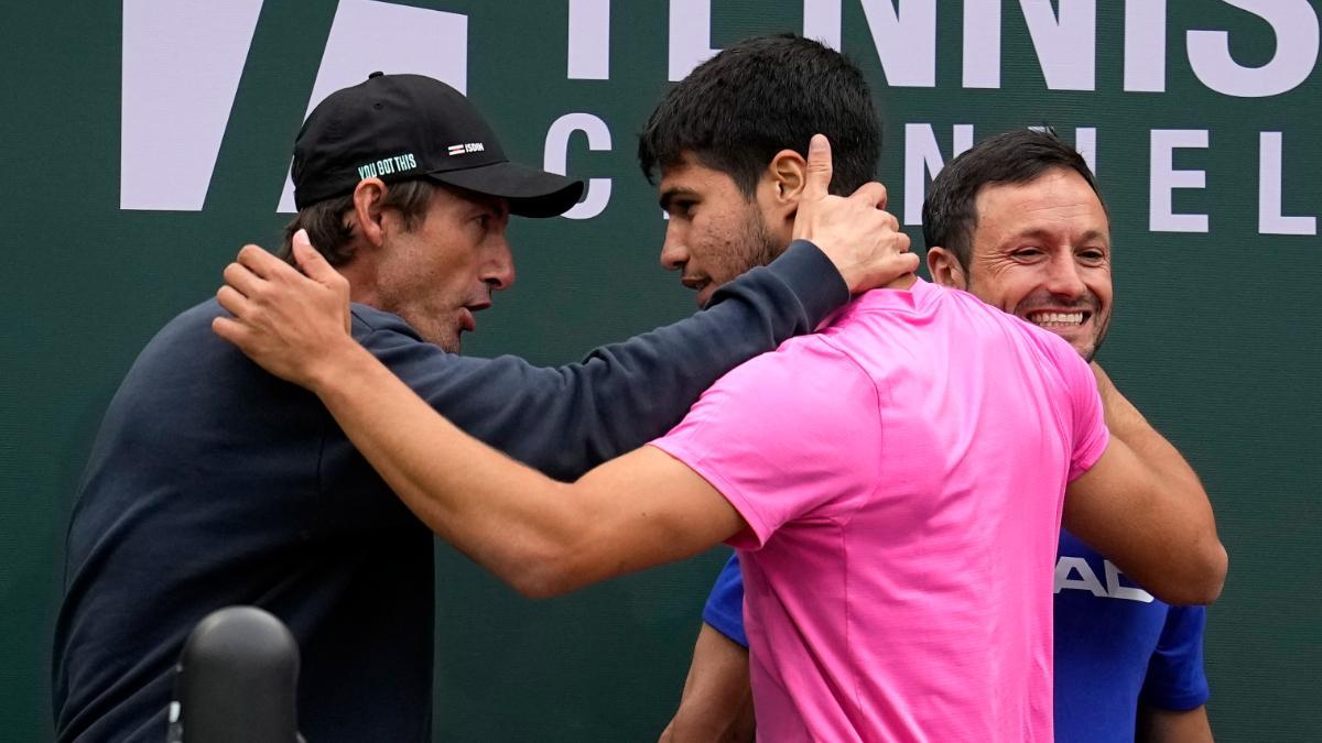 Carlos Alcaraz, celebrando el título de Indian Wells junto a su entrenador, Juan Carlos Ferrero
