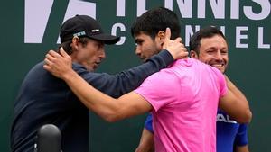 Carlos Alcaraz, celebrando el título de Indian Wells junto a su entrenador, Juan Carlos Ferrero
