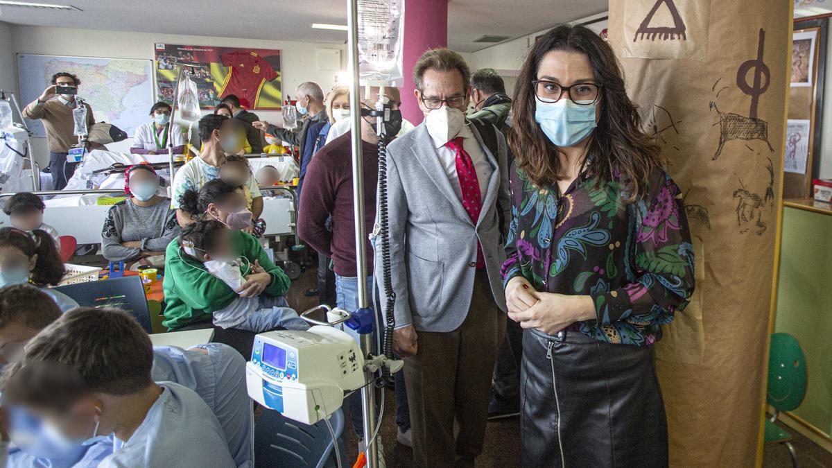 Un momento de la visita de los consellers Aitana Mas y Miguel Mínguez al aula hospitalaria del Doctor Balmis de Alicante