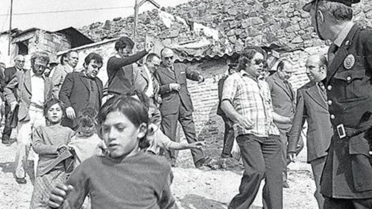 En Can Tunis 3 Pere, a la izquierda, de oscuro, en una visita del alcalde franquista Enric Massó al barrio, en 1974.