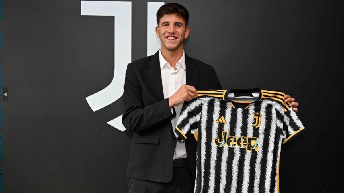 Facu González posando con los colores de la Juve