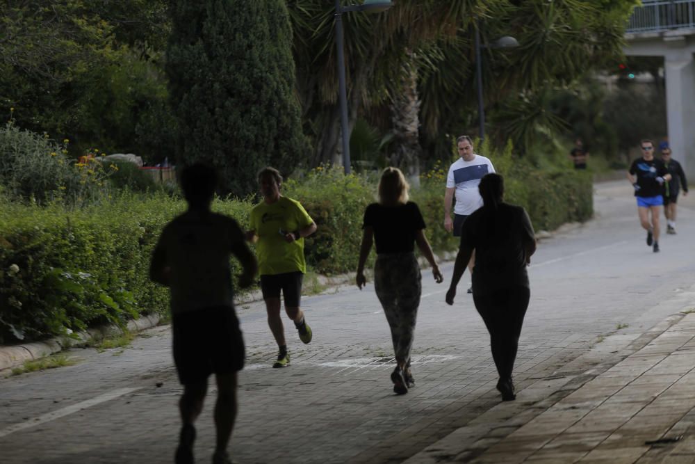 Deportistas en el Paseo Marítimo y en el Jardín del Turia de València