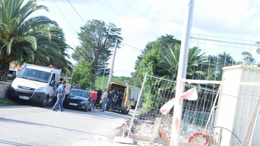 Acaba debajo de su camión de reparto tras ser embestido por un coche en Colunga