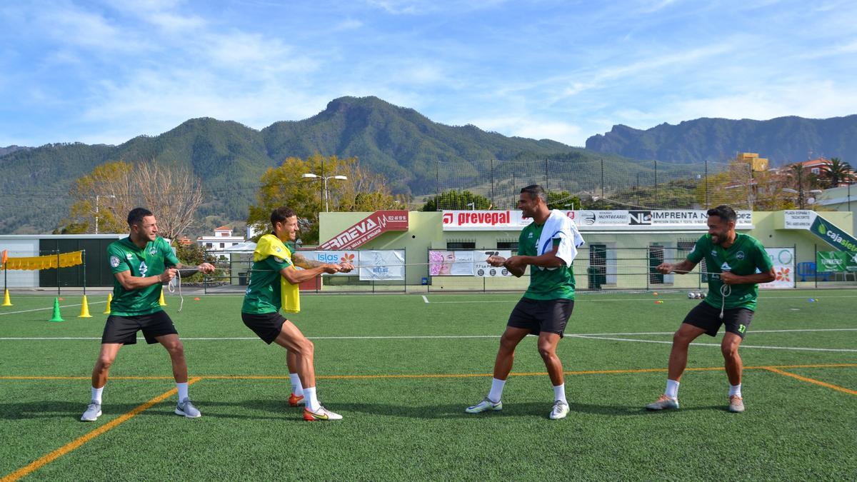 Los jugadores del Atlético Paso, divididos.