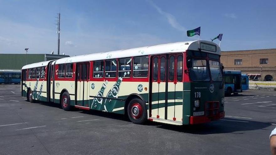 Transporte. Hoy y el fin de semana el Pegaso 6035-A, el modelo del primer autobús articulado de Málaga, se transformará en un anuncio publicitario rodante que repartirá 7.500 latas de agua mineral Perrier de 12 de la mañana a 6 de la tarde en paradas en Huelin y La Malagueta. El vehículo ha sido restaurado por Tranbus.