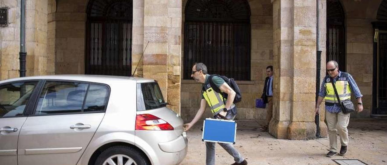 Dos agentes de la UDEF, durante el registro de las dependencias municipales.