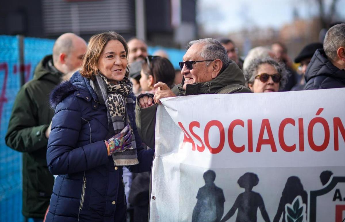 Reyes Maroto en la protesta contra la construcción de un centro de mayores en el patio del CEIP Amadeo Vives.