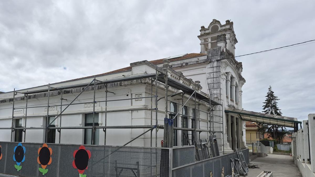 Inicio de los trabajos de pintado de la fachada del colegio Sada e os seus Contornos.