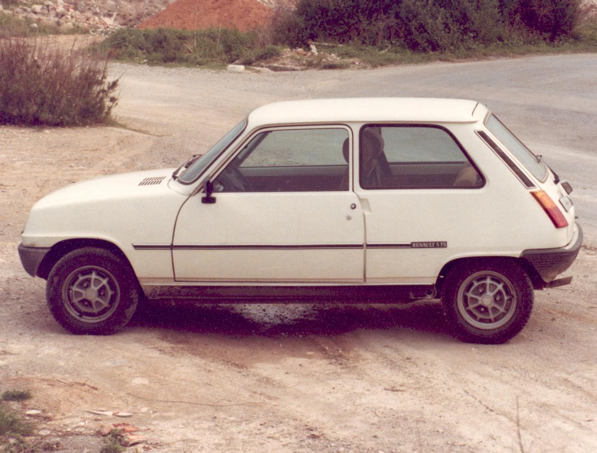 Un Renault R5 de los antiguos, modelo que ha recuperado la marca del rombo.