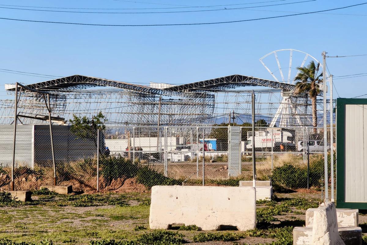 El doble escenario principal del SanSan Festival junto a la noria ya casi montada.