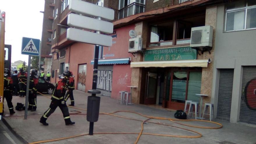 Los Bomberos sofocan las llamas en el bar de la calle Villalpando