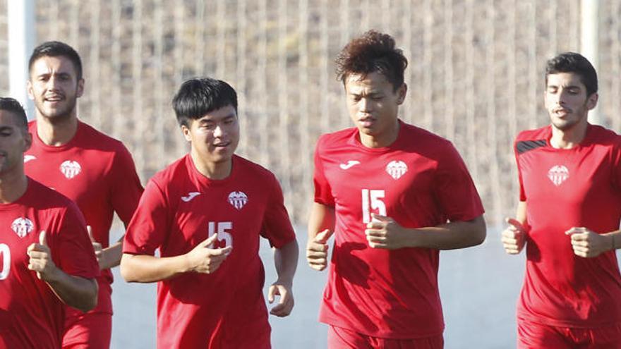 Un entrenamiento del At. Saguntino con Biao Deng y Pin Lyu.